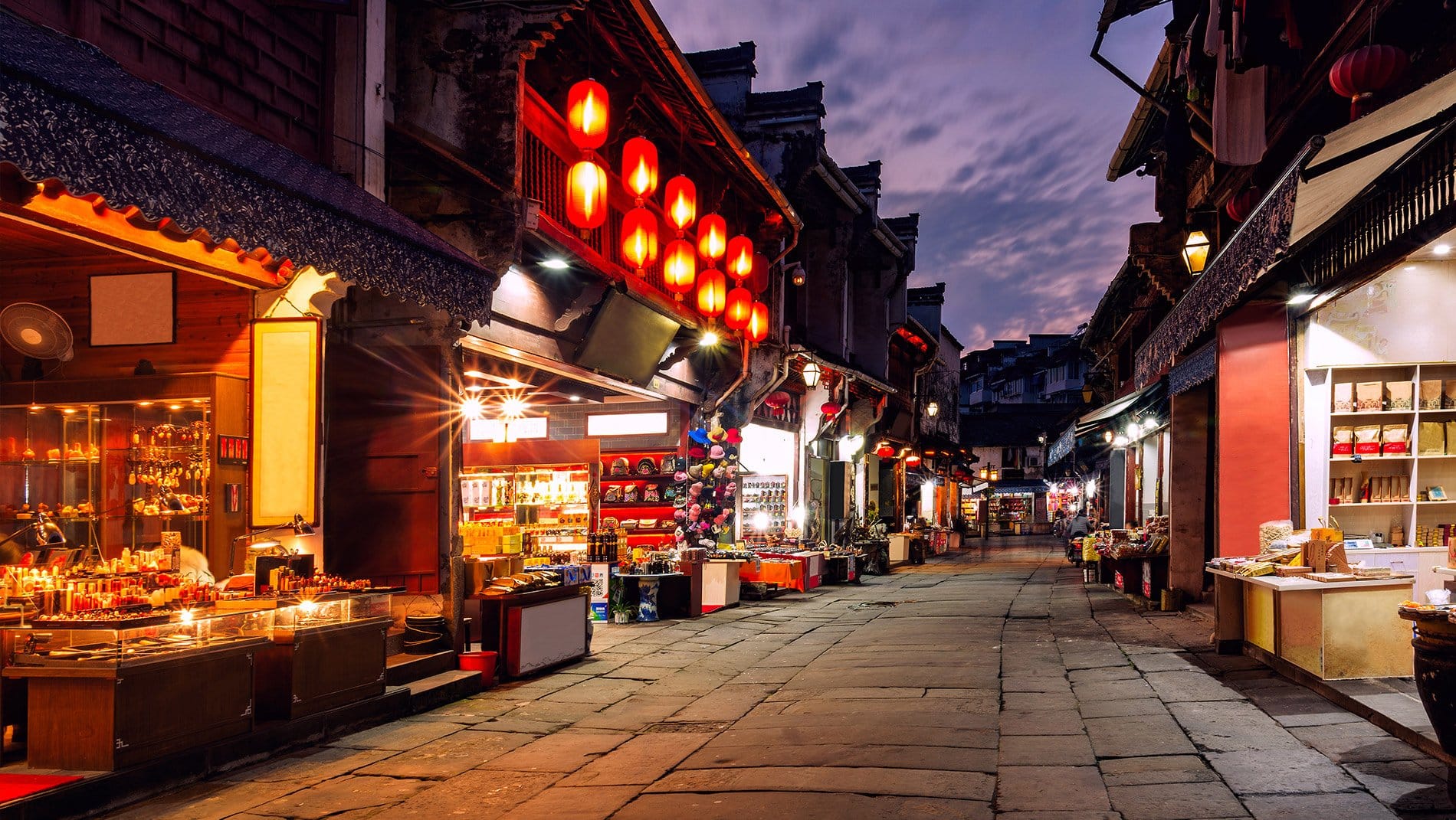 Huangshan Old Street~In the heart of the ancient downtown area, this street has been bustling with activity for over 400 years. From ink stones to calligraphy brushes, dried teas to ink sticks, it focuses on the treasures of the traditional scholar.